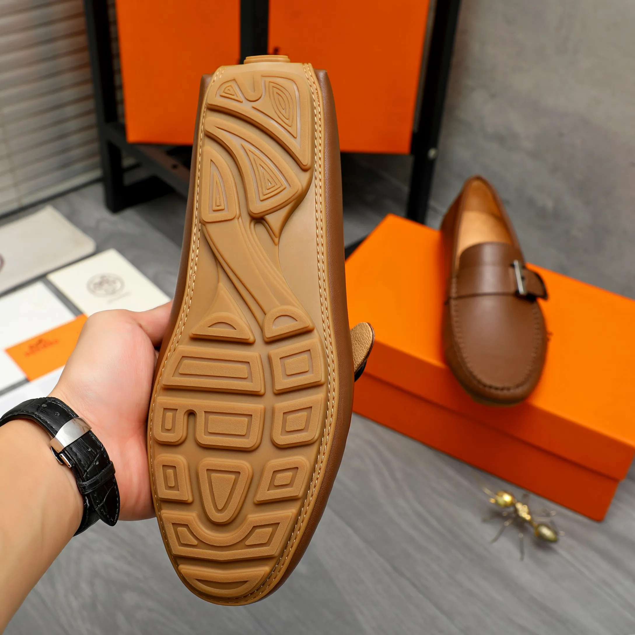 P380 Product trademark: HERMES "Hermes" casual slip-on men's shoes. Regular size: 38-44 Product material: Selected small pebbled cowhide upper, pigskin lining, rubber outsole